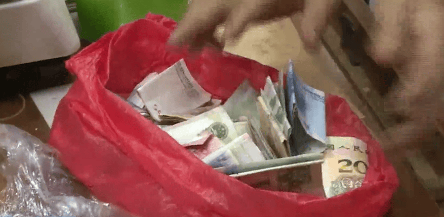 广东一男子两三年持续往批发店无故扔钱<strong></p>
<p>广电运通股票</strong>，店主：每次他都不承认，还钱还把钱送回来