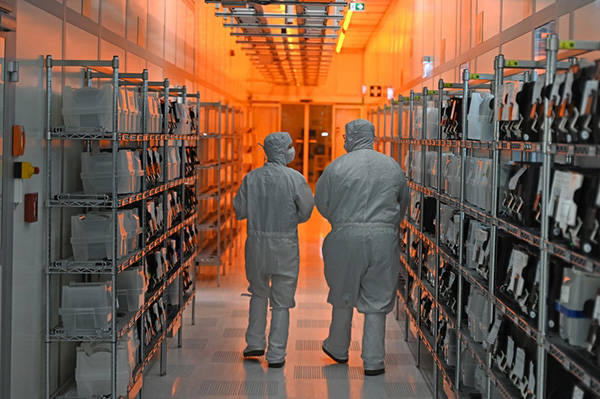 荷兰分析人士:安世半导体事件表明<strong></p>
<p>宝信软件股票</strong>,欧洲夹在中美之间无能为力