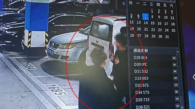 临沂俩小伙偷摸去派出所门口放下<strong></p>
<p>宝信软件股票</strong>了…