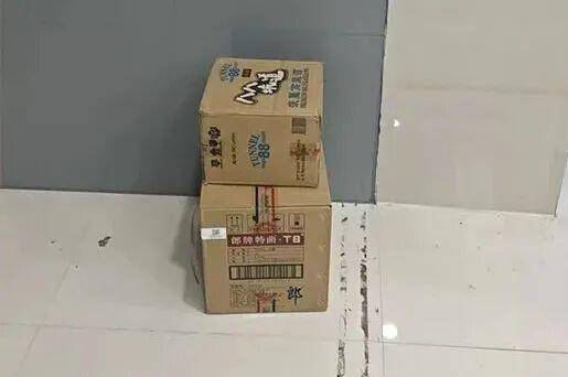 临沂俩小伙偷摸去派出所门口放下<strong></p>
<p>宝信软件股票</strong>了…