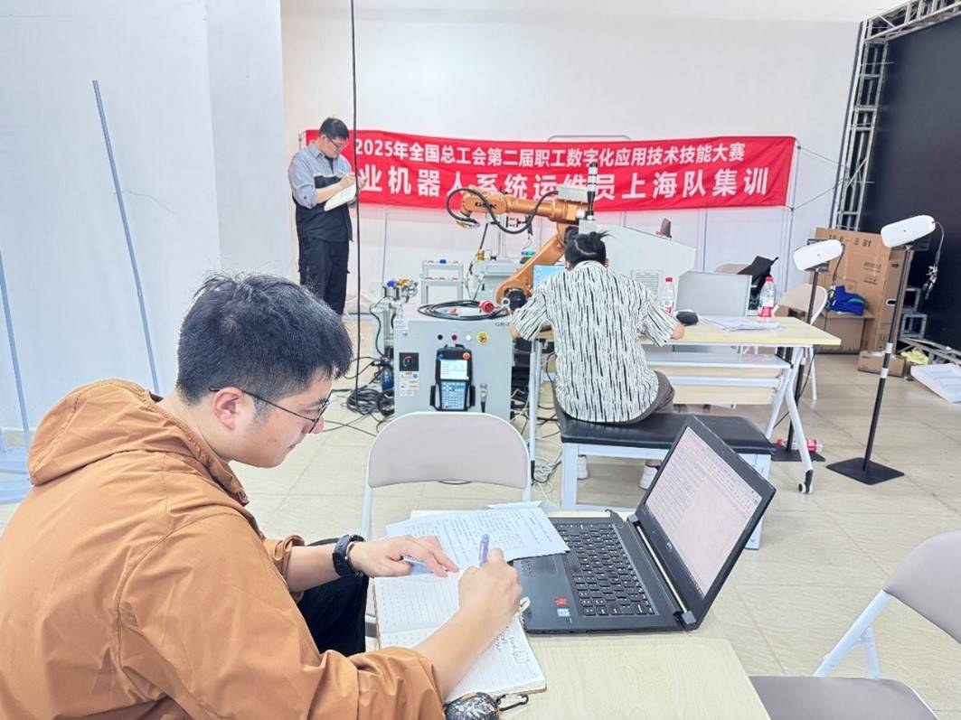 上海机器人系统运维选手集训有序推进<strong></p>
<p>宝信软件股票</strong>，“破阵”指日可待