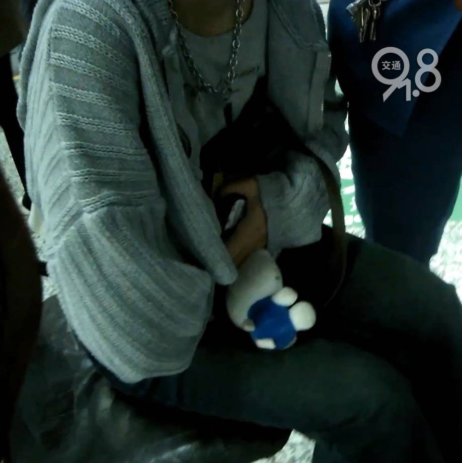 杭州地铁内<strong></p>
<p>股票交易平台</strong>，女乘客突然崩溃大哭！紧接着……这一幕被拍下