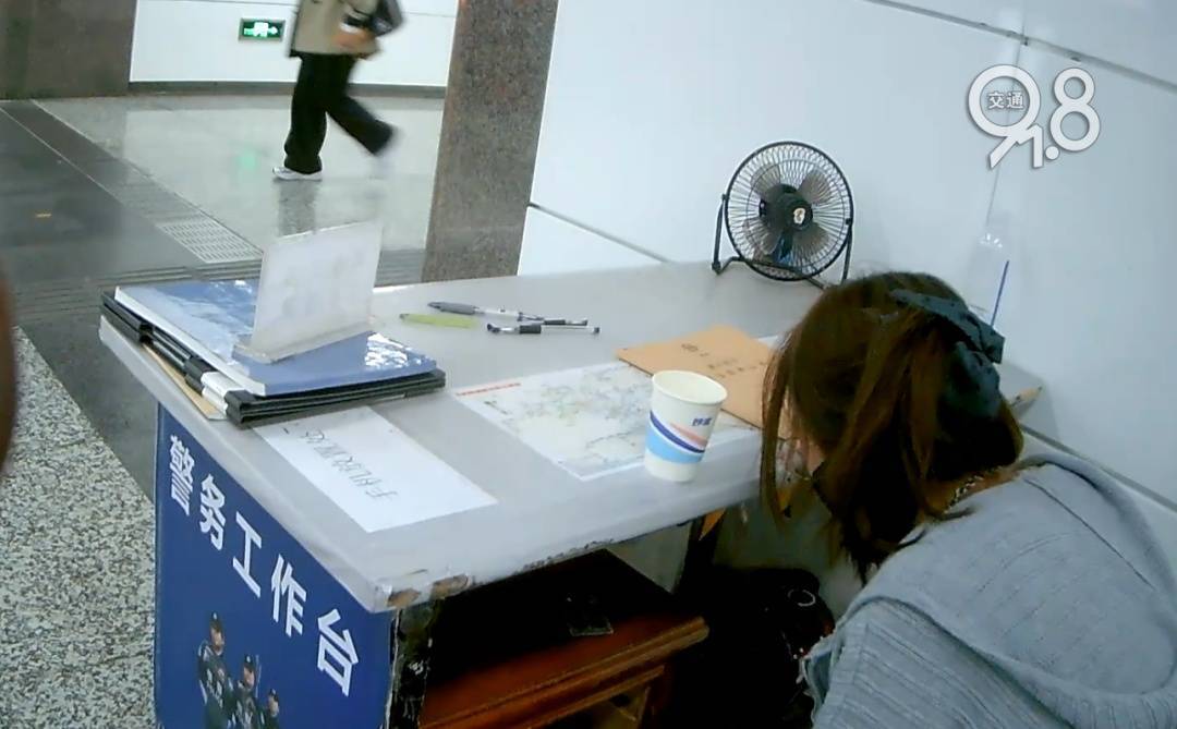 杭州地铁内<strong></p>
<p>股票交易平台</strong>，女乘客突然崩溃大哭！紧接着……这一幕被拍下