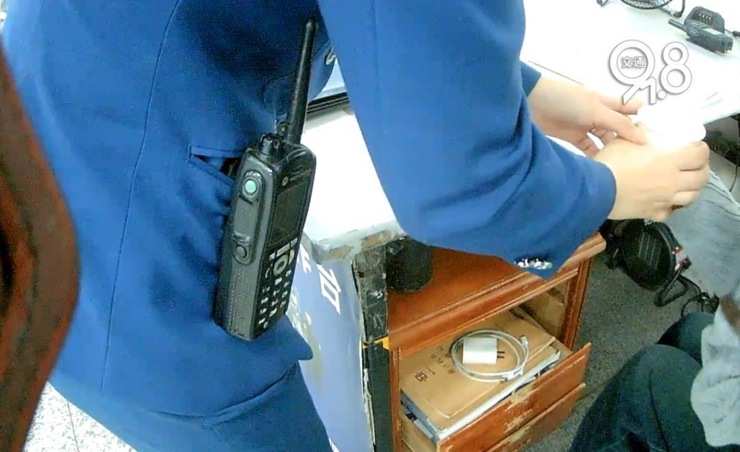 杭州地铁内<strong></p>
<p>股票交易平台</strong>，女乘客突然崩溃大哭！紧接着……这一幕被拍下