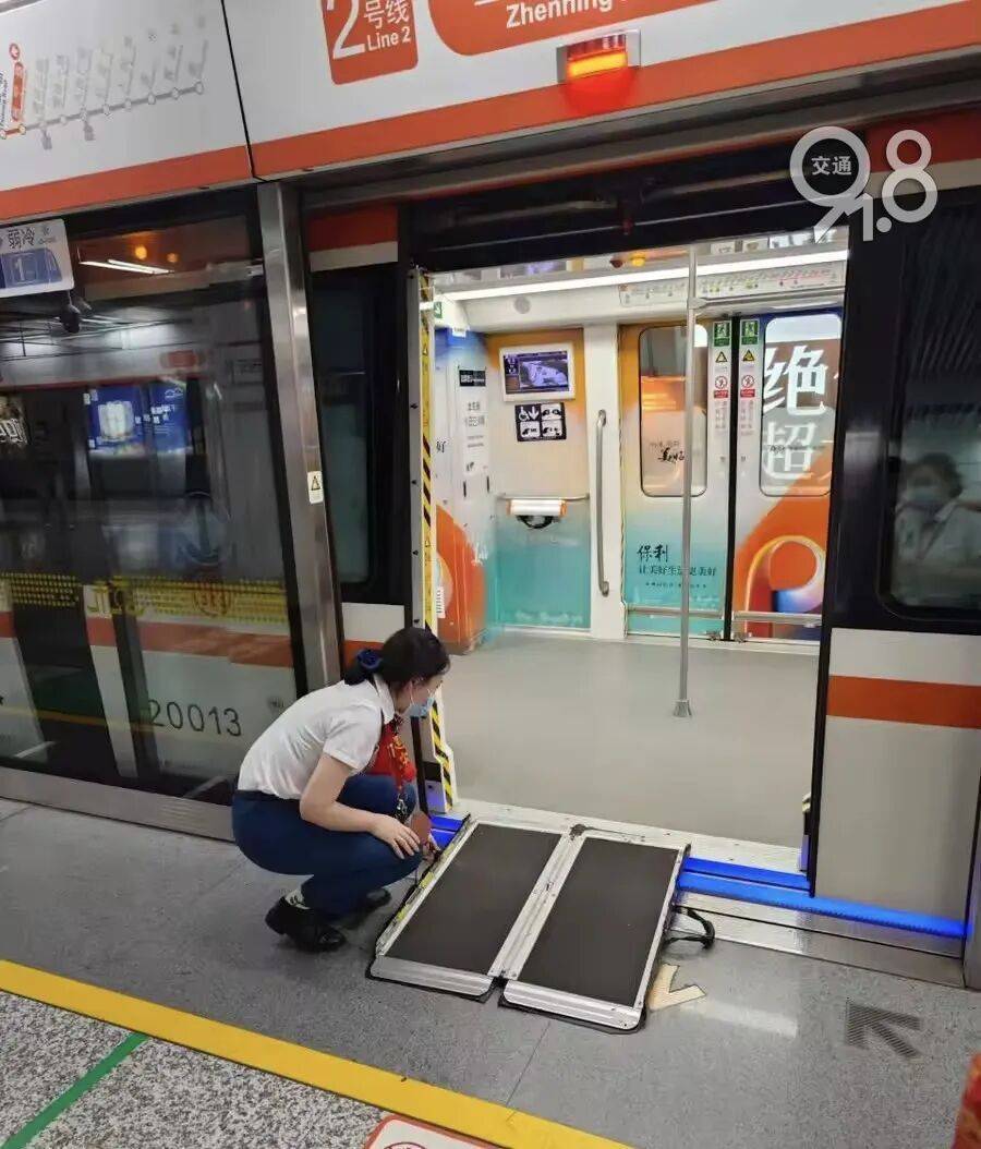 杭州地铁内<strong></p>
<p>股票交易平台</strong>，女乘客突然崩溃大哭！紧接着……这一幕被拍下