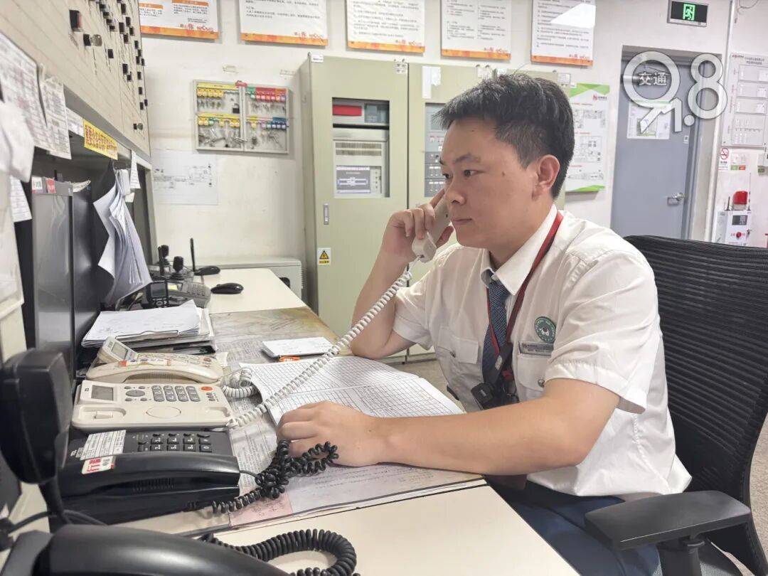 杭州地铁内<strong></p>
<p>股票交易平台</strong>，女乘客突然崩溃大哭！紧接着……这一幕被拍下