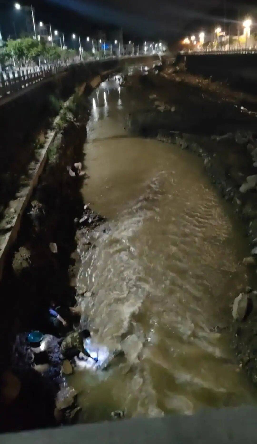 “一盆出5克多”<strong></p>
<p>国盾量子股票</strong>,多人凌晨下河淘金!当地警方回应